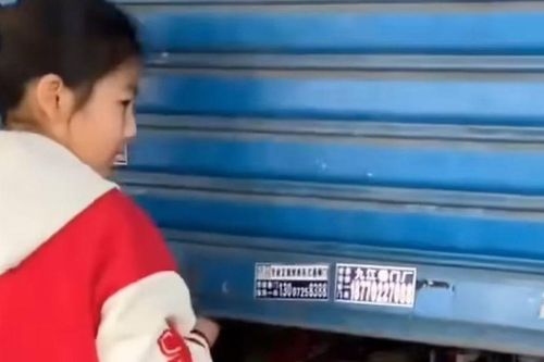 Cô bé 12 tuổi vừa đi học vừa làm 'sếp', dùng tiền lì xì mở cửa hàng rồi thuê chính mẹ mình làm quản lý