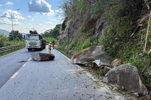 Xử lý khối đá 15 tấn chênh vênh trên đỉnh đèo Bảo Lộc có nguy cơ uy hiếp an toàn giao thông