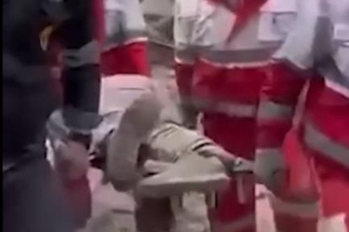 Video nhân viên cứu hộ bới đống xà bần cứu người sau trận không kích ở thủ đô Iran
