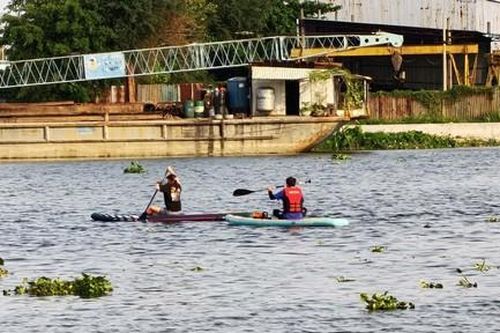 Nhiều người chèo thuyền sup không mặc áo phao trên sông Sài Gòn