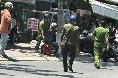 Công an nhanh chóng có mặt khống chế đối tượng đâm trọng thương chủ quán cơm
