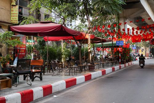Dẹp hàng quán lấn chiếm gầm cầu đường sắt Cát Linh - Hà Đông
