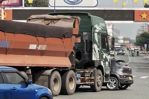 Công an TP.HCM thông tin vụ xe đầu kéo đẩy ô tô trượt 15m trên đường