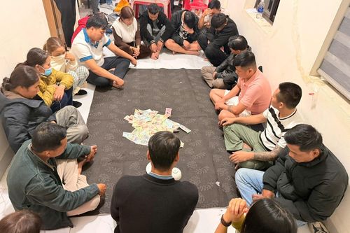 Bắt 'nữ quái' biến nhà riêng thành sới bạc cho 16 người sát phạt