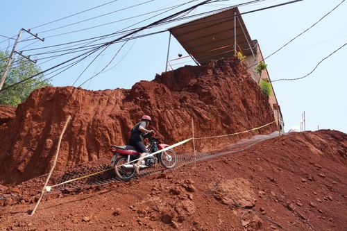 Nhà bị 'treo cao' ở Đồng Nai: Sau lời xin lỗi, dân mong 'chốt' thời điểm hỗ trợ