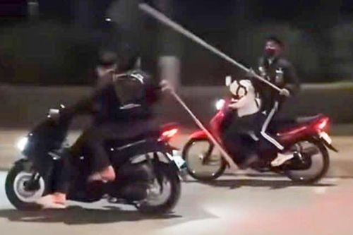 Triệu tập 12 thanh thiếu niên mang hung khí, ống sắt diễu phố ở Lào Cai