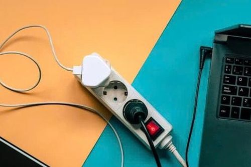 Tay tê khi chạm điện thoại đang sạc, khi nào cần lo lắng?