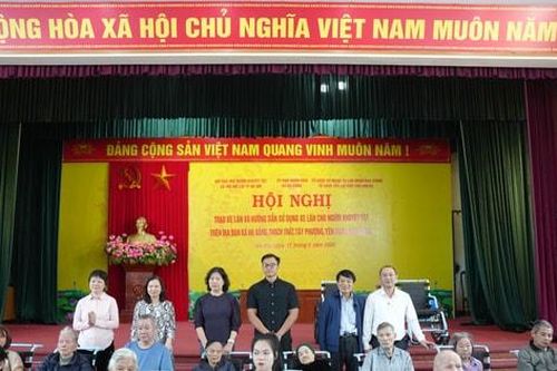 Hạ Bằng trao xe lăn cho người khuyết tật, lan tỏa sẻ chia