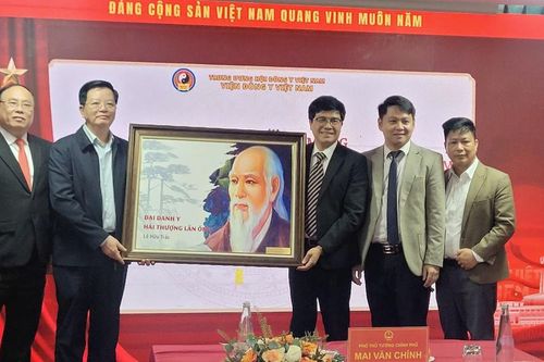 Đẩy mạnh nghiên cứu, ứng dụng y học cổ truyền trong chăm sóc sức khỏe nhân dân