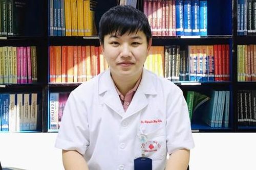 Bác sĩ quỳ giữa đường Nguyễn Chí Thanh ép tim cứu người: 'Lúc bệnh nhân thở lại, tất cả đều vỡ òa cảm xúc'