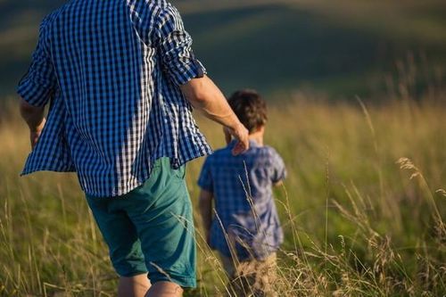 Những rủi ro khó ngờ khi phụ huynh đăng ảnh con lên mạng