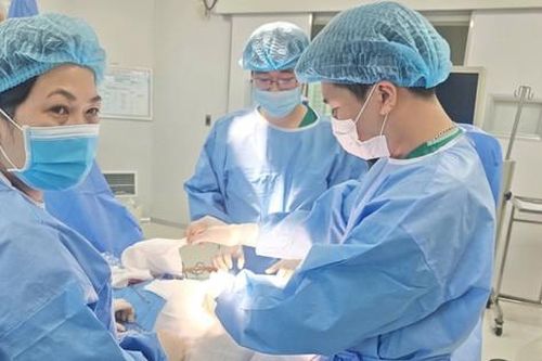 Ngã cầu thang, cháu bé 14 tháng tuổi bị chấn thương sọ não nặng