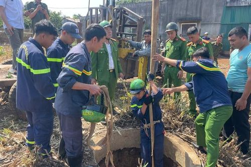 Cảnh sát xuống giếng sâu 20m cứu cháu bé 12 tuổi
