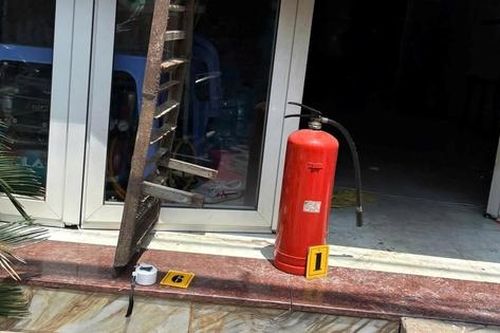 Nghi mâu thuẫn gia đình, người đàn ông tự thiêu khiến 3 người nhập viện
