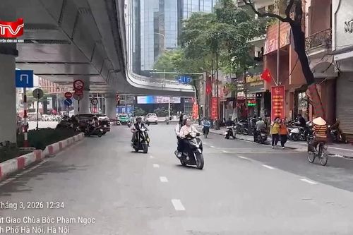 Tiềm ẩn nguy cơ tai nạn giao thông vì đi ngược chiều tại gầm cầu vượt chữ C Phạm Ngọc Thạch