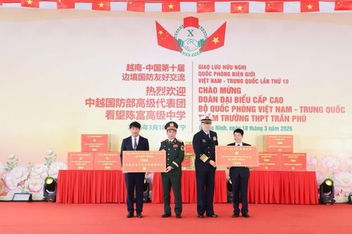 Đoàn đại biểu cấp cao Bộ Quốc phòng Việt Nam - Trung Quốc thăm, tặng quà trường THPT Trần Phú
