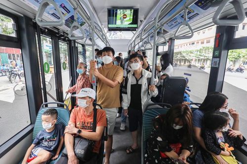 Hà Nội mở rộng 'xanh hóa' xe buýt, đón đầu lộ trình hạn chế xe xăng