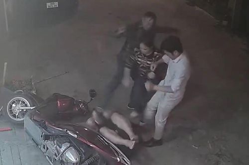3 người vây đánh một người đàn ông ở Hà Nội
