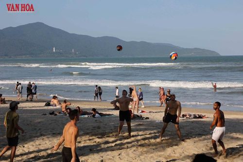 Bãi biển Đà Nẵng hút khách quốc tế