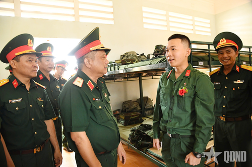 Chiến sĩ mới Sư đoàn 302 trong màu áo còn thơm mùi vải mới