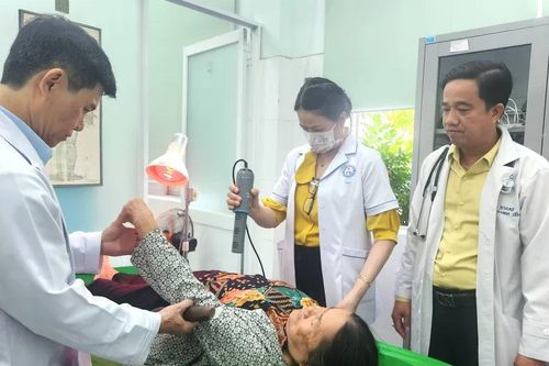 Y học cổ truyền thu hút người bệnh đến trạm y tế