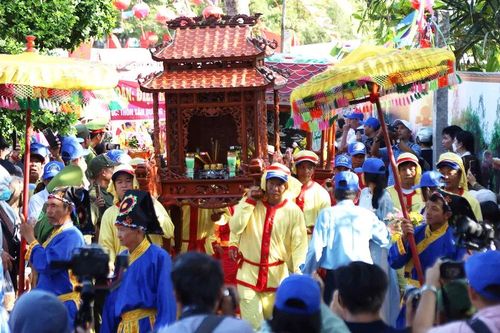 Hàng ngàn người tham gia lễ hội Chùa Bà - Cảng thị Nước Mặn