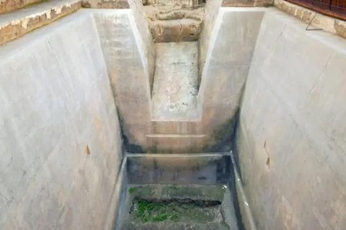 Thi thể nam giới nghìn năm tuổi có dấu ngọc bích trong miệng