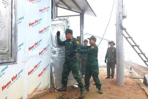 Bộ đội Biên phòng Lai Châu giúp dân khắc phục hậu quả mưa đá