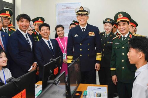 Bộ trưởng Quốc phòng Việt Nam-Trung Quốc thăm ngôi trường mang tên Tổng Bí thư đầu tiên của Việt Nam