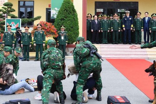 Bộ đội Biên phòng trình diễn chó nghiệp vụ trước Bộ trưởng Quốc phòng Việt Nam và Trung Quốc