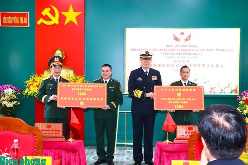 Bộ trưởng Bộ Quốc phòng hai nước Việt Nam-Trung Quốc thăm Đồn Biên phòng Trà Cổ