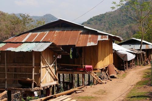 Lũ đã đi qua gần 1 năm, hàng chục hộ dân ở Cha Nga vẫn sống trong cảnh tạm bợ