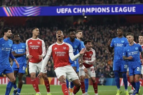 Arsenal vào tứ kết Champions League