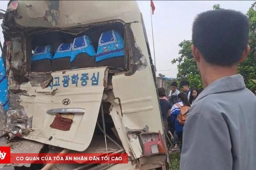 Xe tải tông xe đưa đón học sinh, đẩy văng hàng chục mét