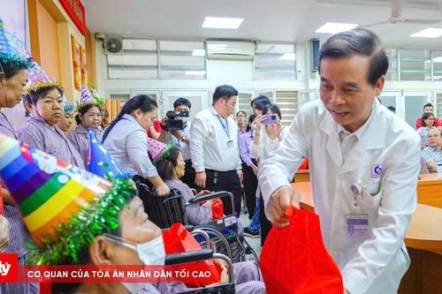 Đón sinh nhật tập thể trong bệnh viện
