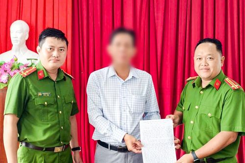 Chuyển khoản nhầm gần 1 tỷ đồng, người đàn ông được công an hai tỉnh giúp lấy lại
