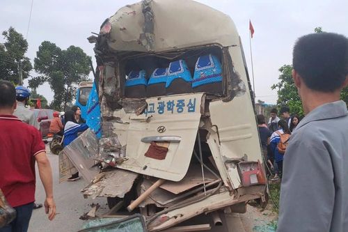 Ô tô chở hàng chục học sinh bị xe tải tông, đẩy xa 30m