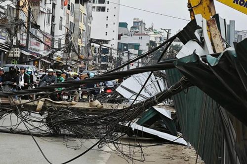 Hà Nội: Cột điện đổ chắn ngang phố Đê La Thành