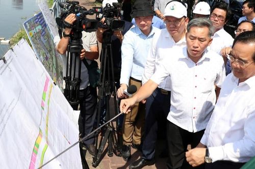 Chủ tịch TPHCM yêu cầu gộp gói thầu, đẩy nhanh dự án cầu đường Nguyễn Khoái