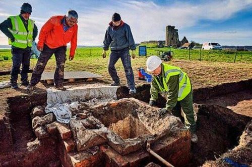 Phát hiện hầm trú ẩn hạt nhân bị lãng quên gần 60 năm dưới khuôn viên lâu đài cổ