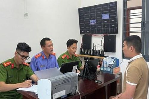 Kiểm sát viên tham gia lấy lời khai đối tượng đánh bạc