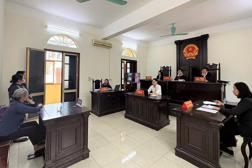 Phá tường hàng xóm, 3 người trong một gia đình cùng lĩnh án treo