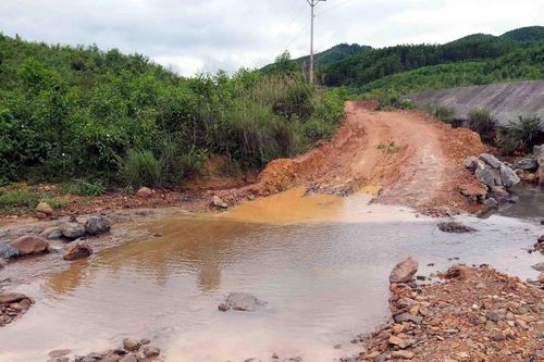 Quảng Trị: Cần sớm sửa chữa tuyến đường độc đạo bị sạt lở gây chia cắt