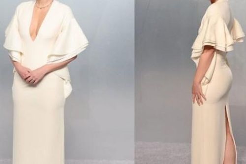 'Búp bê' Sharapova diện váy bó sát, xẻ sâu khoe thềm ngực cuốn hút