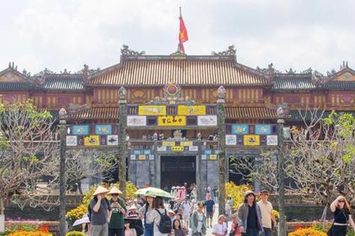 Huế cần làm gì để kéo dài thời gian lưu trú của du khách thông qua các hoạt động kinh tế đêm?
