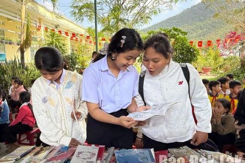 Xe sách lưu động về vùng sâu, học sinh Đắk Lắk háo hức đón đọc