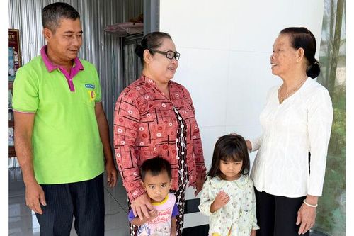 Tuổi cao vẫn gánh việc nhà, việc xã
