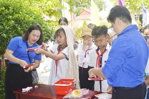 Tổ chức sân chơi và khám bệnh miễn phí cho thiếu nhi xã An Minh
