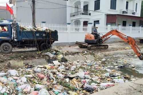 Khơi thông dòng chảy kênh mương nội đồng
