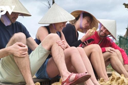 Quảng Trị: Trải nghiệm 'massage vịt' độc đáo thu hút khách quốc tế
